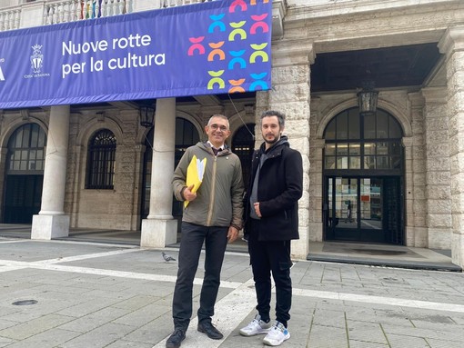 Savona, consegnata in Comune la petizione con richiesta di riapertura di corso Italia alle auto Savona, consegnata in Comune la petizione con richiesta di riapertura di corso Italia alle auto