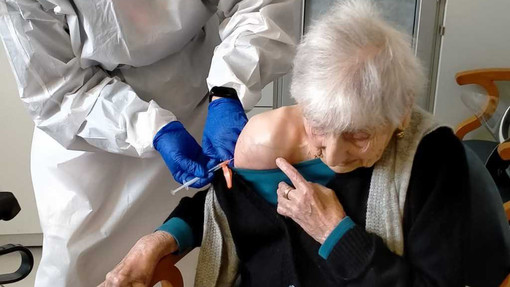 Sconfigge il Covid, brinda ai 100 anni... e ora il vaccino: l'incredibile storia di nonna Giovanna Sconfigge il Covid, brinda ai 100 anni... e ora il vaccino: l'incredibile storia di nonna Giovanna