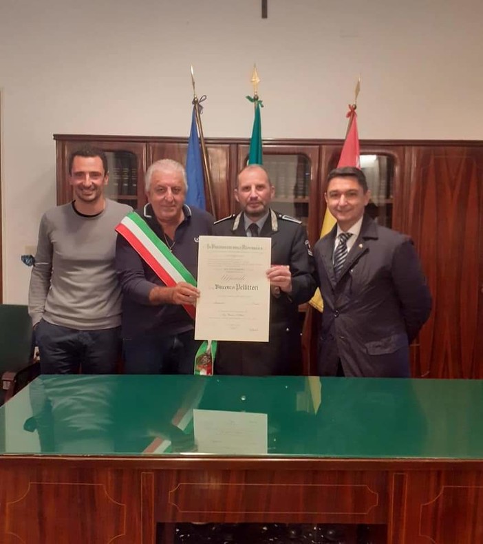 Onorificenza al merito di Ufficiale della Repubblica Italiana a Vincenzo Pellitteri, comandante della Polizia Locale di Villanova d'Albenga Onorificenza al merito di Ufficiale della Repubblica Italiana a Vincenzo Pellitteri, comandante della Polizia Locale di Villanova d'Albenga
