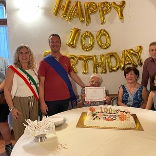 Festeggiati in Piemonte i 100 anni della signora Onorina Castino: per anni ha gestito una rivendita di vini e liquori a Finale Ligure