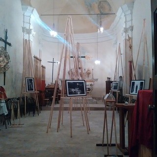 L'Oratorio di Lusignano durante la mostra &quot;Sacro&quot; del fotografo Mario Rossello