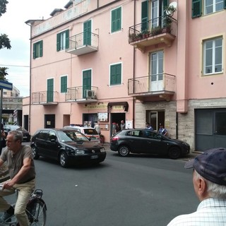 Albenga: omicidio in piazza Corridoni, dolore e sconcerto tra i vicini di casa e conoscenti