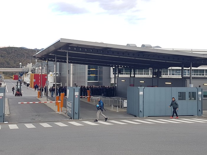 Crisi Piaggio Aerospace, in corso l'occupazione dello stabilimento da parte degli operai (FOTO e VIDEO) Crisi Piaggio Aerospace, in corso l'occupazione dello stabilimento da parte degli operai (FOTO e VIDEO)