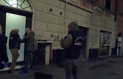 Operazione antiterrorismo a Genova, arrestato un uomo (Video) Operazione antiterrorismo a Genova, arrestato un uomo (Video)