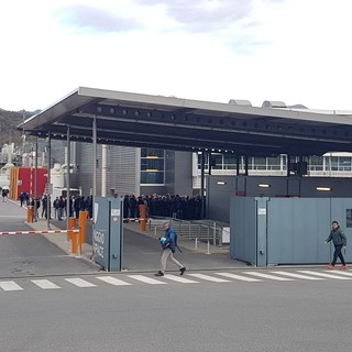 Crisi Piaggio Aerospace, in corso l'occupazione dello stabilimento da parte degli operai (FOTO e VIDEO)