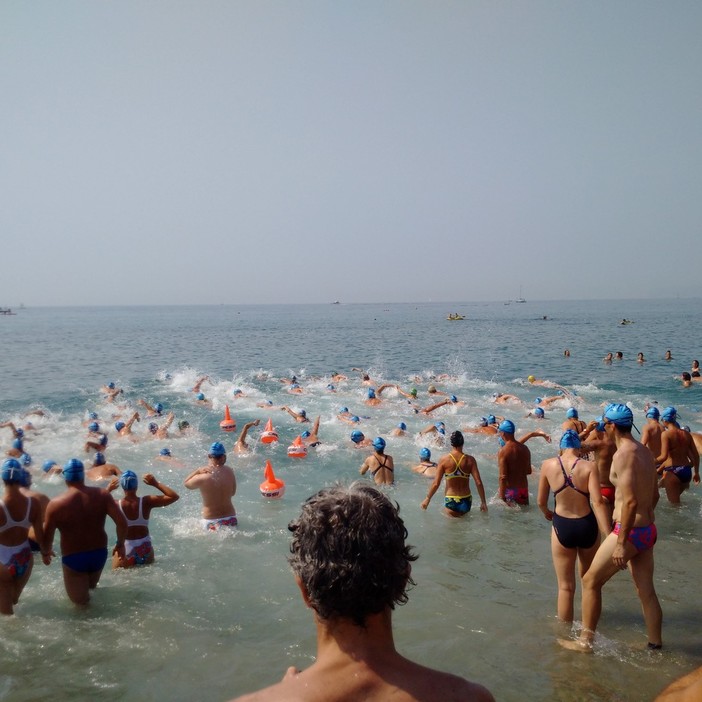 Varazze, successo ieri per "Nuota con Noi": 125 i partecipanti, ospite della giornata il campione paraolimpico Andrea Cadili