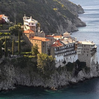 Loano, in sala consiliare un viaggio “Ai piedi della penisola di Monte Athos” con Beppe Peretti