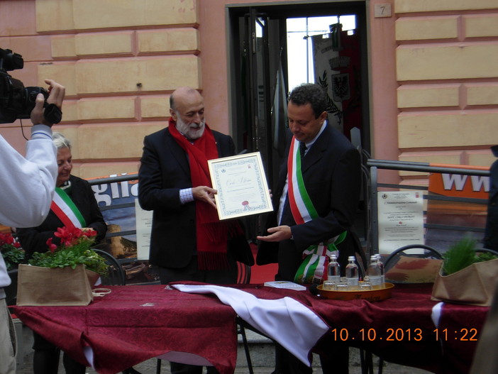 Il sindaco Maglione consegna a Petrini la cittadinanza onoraria Il sindaco Maglione consegna a Petrini la cittadinanza onoraria
