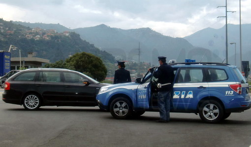 Controlli contro l'immigrazione clandestina, la Polizia di Frontiera sequestra un'auto rubata a Savona Controlli contro l'immigrazione clandestina, la Polizia di Frontiera sequestra un'auto rubata a Savona