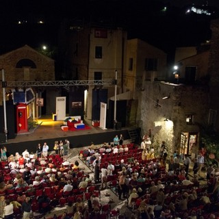 Presentato il 50° Festival Teatrale di Borgio Verezzi, l'assessore Cavo: "La manifestazione ha saputo fare energia, unire le forze e fare rete"