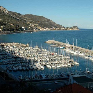 Finale Ligure: il tratto di passeggiata davanti al porto intitolato alla memoria di &quot;Nini&quot; Gamba