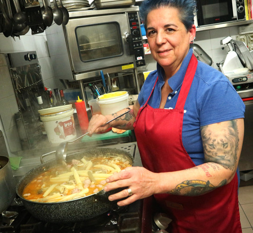 Albissola Marina, la chef Tiziana Piras della Pignatta Rossa Artrattoria presenta due nuove serate per esplorare la cucina ligure e scoprire i sapori dei fiori eduli