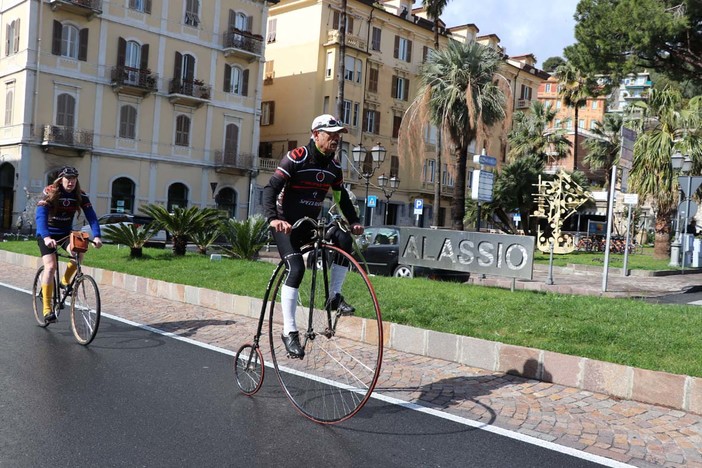 Parte da Binasco e percorre il tragitto della Milano-Sanremo su un biciclo replica del 1875: la storia di Mario Labadessa (FOTO)