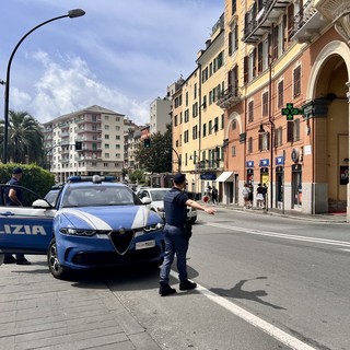 Savona, senzatetto crea allarme in via Venezia: deferito per violenza e minacce