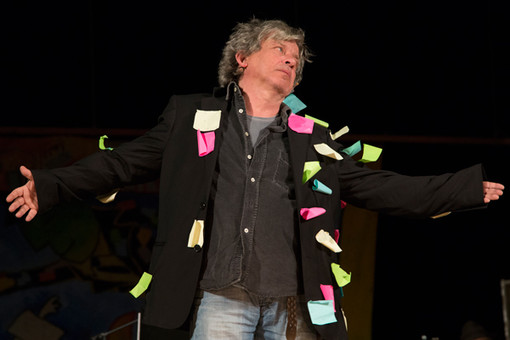 Paolo Rossi porta in scena "Arlecchino" a Pietra Ligure