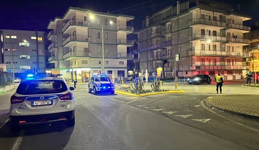 Tenta di forzare le auto dopo aver rubato coltello a serramanico e uno smartphone: arrestato Tenta di forzare le auto dopo aver rubato coltello a serramanico e uno smartphone: arrestato
