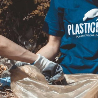 Albenga, Plastic Free e Slow Food insieme per ripulire il centro storico dai mozziconi e non solo
