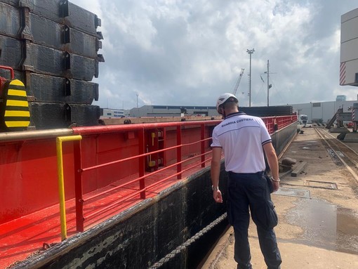 Savona, mercantile approda da Panama senza la certificazione di materiale pericoloso a bordo: multa da 10 mila euro