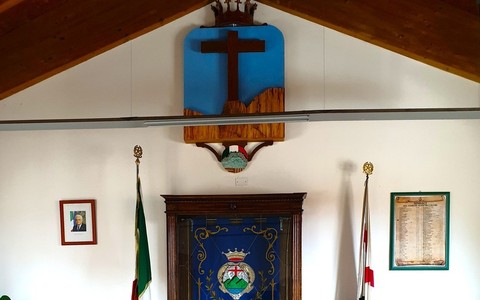 Un omaggio al Comune di Pietra: ecco lo stemma intarsiato realizzato da “U Magu” Pierino Traverso