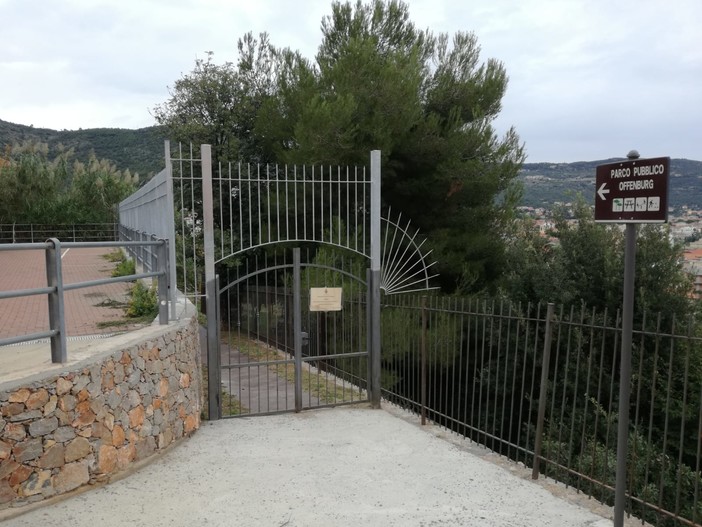 Danneggiamenti nel parco Offenburg di Pietra, Carrara: "Sindaco e assessore si lamentano, ma sono i primi responsabili del degrado"