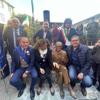 La statua di Pertini arriva a Stella, Toti: "Nella sua semplicità la sua profondità"
