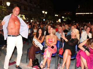 Finale Agosto 2024: il sindaco Melgrati accenna uno spogliarello davanti alla giuria