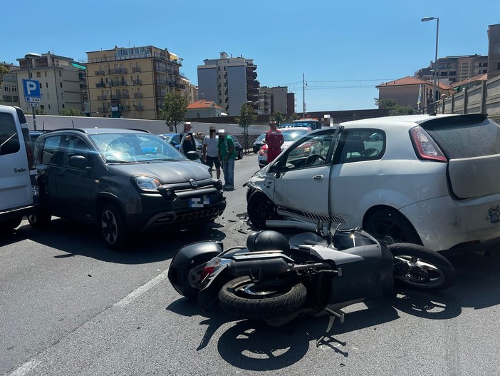 Pietra, incidente in via Crispi: due feriti al Santa Corona