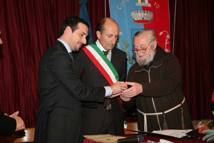Padre Tommaso premiato con l'Alassino d'Oro nel 2009 (Foto di Silvio Fasano)
