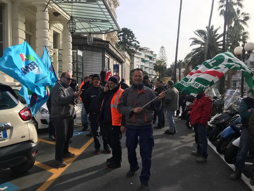 All'inizio della 'maratona' di oggi per Rivieracqua, presidio dei sindacati per i debiti verso le aziende (Foto e Video) All'inizio della 'maratona' di oggi per Rivieracqua, presidio dei sindacati per i debiti verso le aziende (Foto e Video)