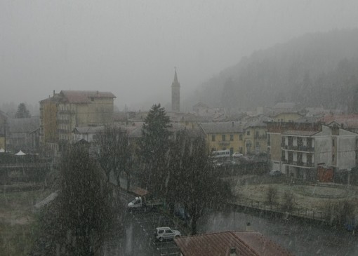 Ritorna la neve in Val Bormida: fiocchi di neve tra Murialdo e Calizzano e sull'A6