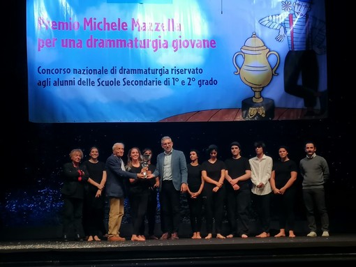 Il premio "Michele Manzella" al gruppo del teatro del Ferraris Pancaldo di Savona Il premio "Michele Manzella" al gruppo del teatro del Ferraris Pancaldo di Savona