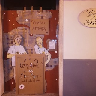Pietra Ligure, ultimo giorno con sorpresa per Gino e Piero: da barbieri a titolari di sexy shop grazie alla burla di Pulp in Valmaremola (FOTO)