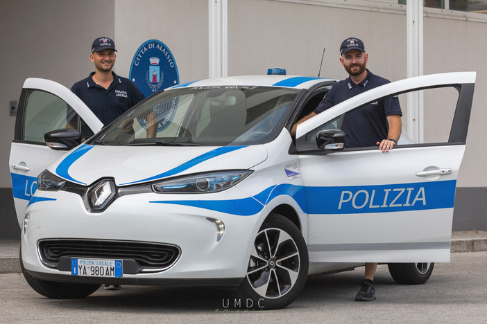 Ruba uno scooter ad Alassio e scappa con due coltelli nello zaino: arrestato dalla Polizia Locale