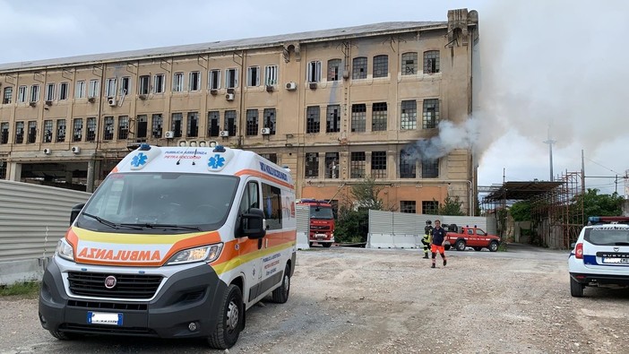 Pietra, incendio negli ex cantieri Rodriquez: mobilitati i vigili del fuoco (FOTO e VIDEO)