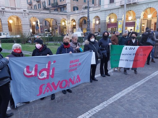 Un centinaio in piazza a Savona contro l'ipotesi Berlusconi presidente della Repubblica: &quot;Offende l'Italia, ci vuole una persona degna&quot; (FOTO e VIDEO)