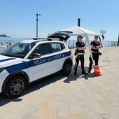 Brandeggia un coltello sul molo di Alassio: denunciato dalla Polizia Locale Brandeggia un coltello sul molo di Alassio: denunciato dalla Polizia Locale