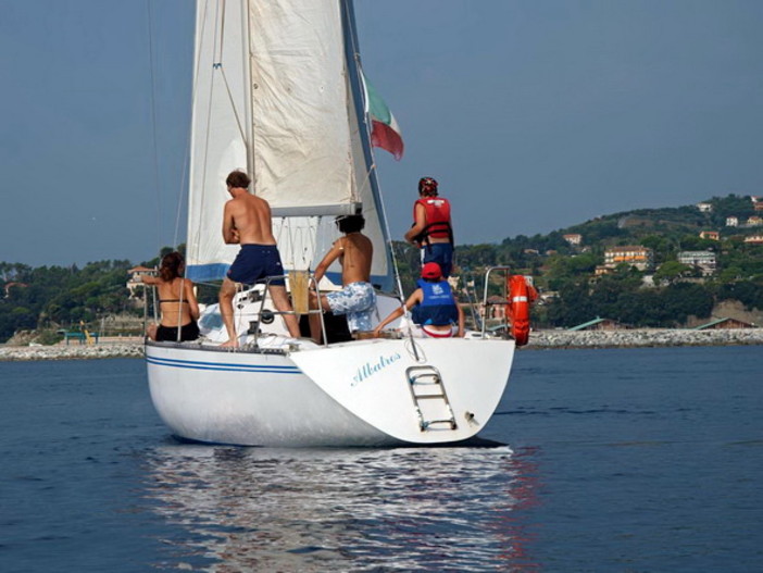 Varazze: aperte le iscrizioni ai corsi di vela e gite in mare gratuiti presso il VCN