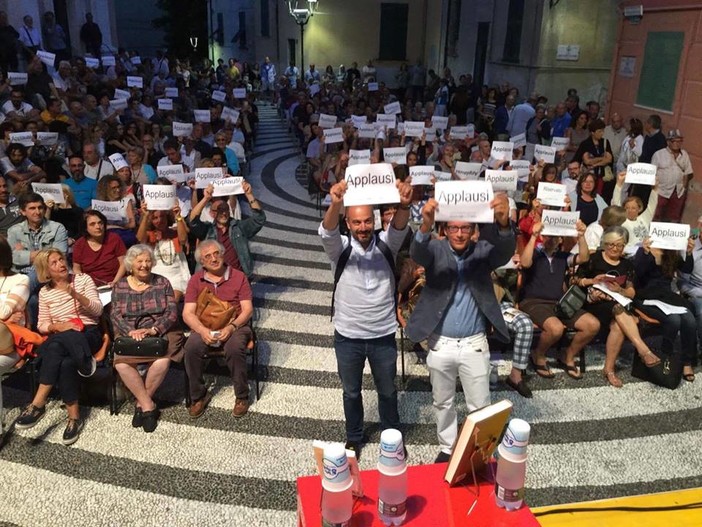 Paragone-Fusaro ad Albissola: niente applausi, ma cartelli per non sforare i decibel Paragone-Fusaro ad Albissola: niente applausi, ma cartelli per non sforare i decibel