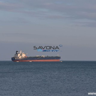 "Giallo" Seajewel, la nave lascia Savona: trovati frammenti di ordigni a galla e sul fondale