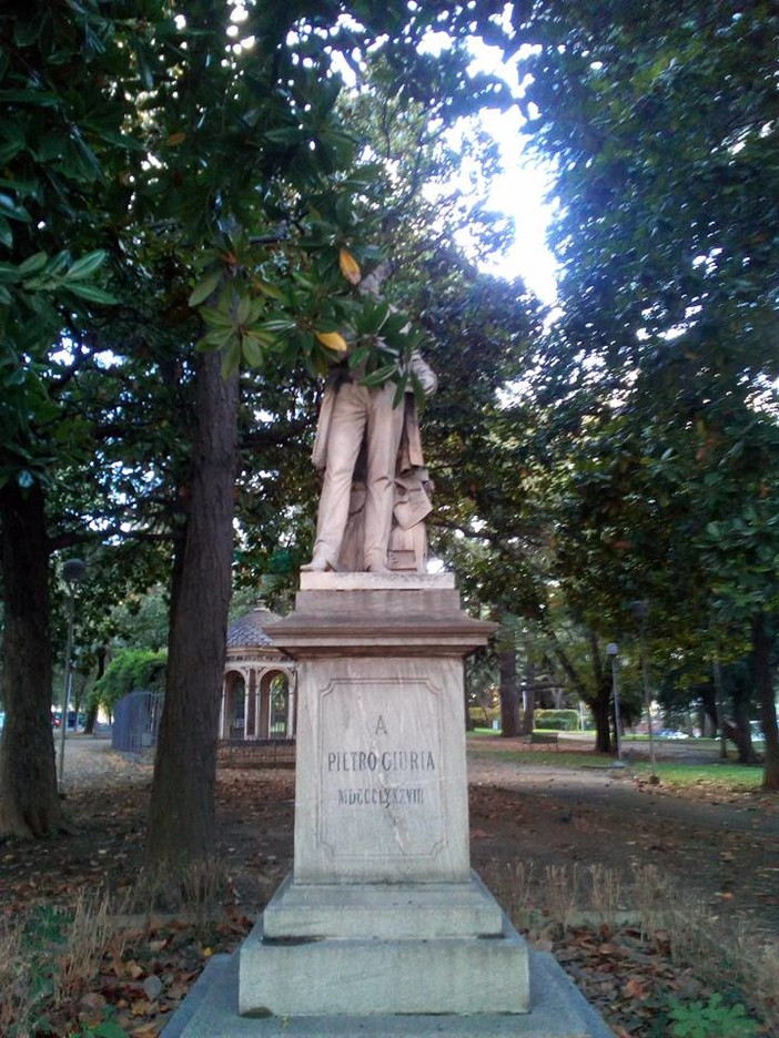 Savona: la statua di Pietro Giuria nascosta tra le fronde degli alberi, la segnalazione di Nicolick Savona: la statua di Pietro Giuria nascosta tra le fronde degli alberi, la segnalazione di Nicolick