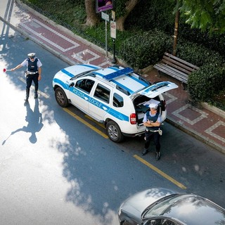 Alassio, 25enne denunciato: ubriaco al volante e armato di bastone estensibile