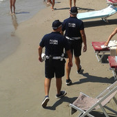 Alassio, stretta sui bivacchi in spiaggia: già nove sanzioni della Polizia Locale Alassio, stretta sui bivacchi in spiaggia: già nove sanzioni della Polizia Locale