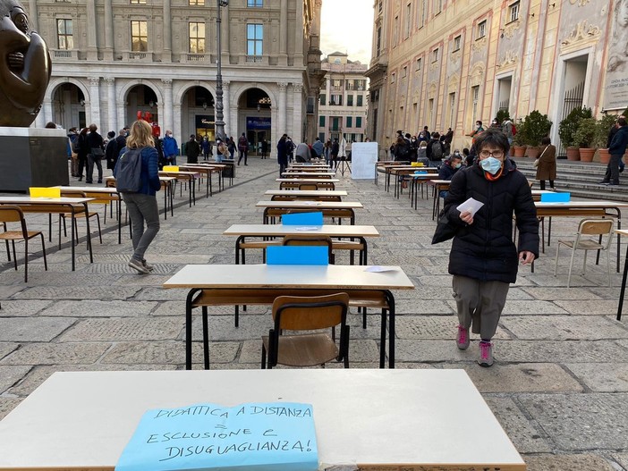 "Il Covid ha evidenziato ancora di più le carenze strutturali della scuola": studenti e banchi in piazza per protesta