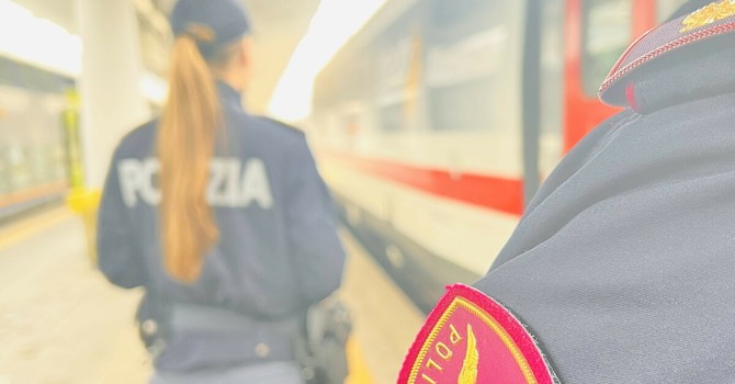Sale sul regionale senza biglietto, si rifiuta di scendere e aggredisce a pugni un poliziotto: arrestato Sale sul regionale senza biglietto, si rifiuta di scendere e aggredisce a pugni un poliziotto: arrestato