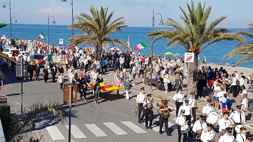 Albenga saluta la "Festa della Repubblica" con i paracadutisti (FOTO e VIDEO)
