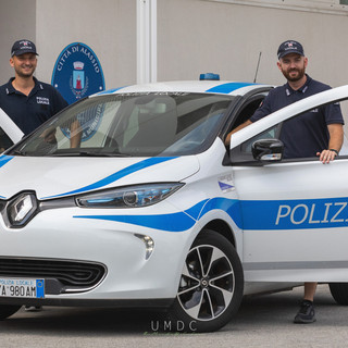 Ruba uno scooter ad Alassio e scappa con due coltelli nello zaino: arrestato dalla Polizia Locale Ruba uno scooter ad Alassio e scappa con due coltelli nello zaino: arrestato dalla Polizia Locale