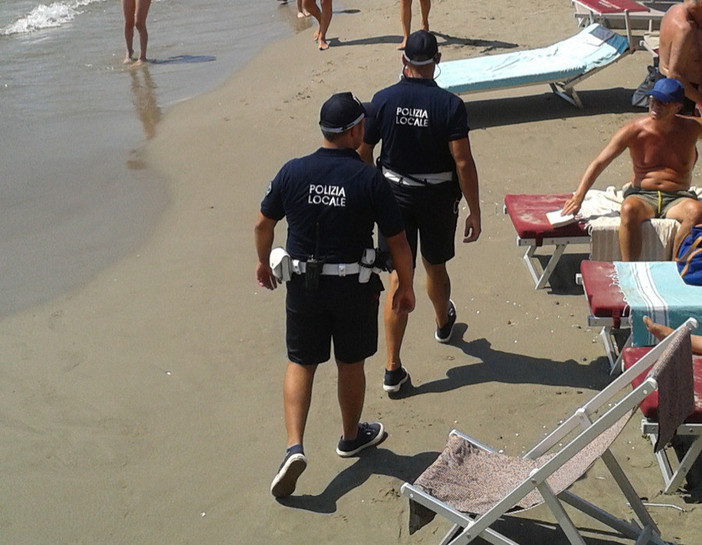 Alassio, stretta sui bivacchi in spiaggia: già nove sanzioni della Polizia Locale Alassio, stretta sui bivacchi in spiaggia: già nove sanzioni della Polizia Locale