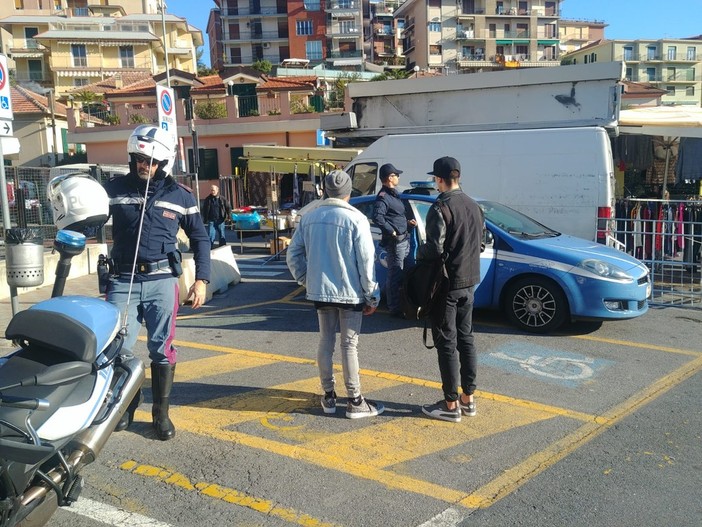 Alassio, controlli della Polizia di Stato contro la vendita illecita di fuochi pirotecnici e materiali esplodenti (FOTO)
