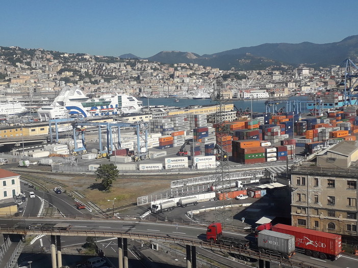 Migranti: arriverà a Genova la nave della Marina con cento persone a bordo