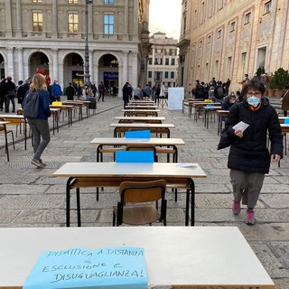 "Il Covid ha evidenziato ancora di più le carenze strutturali della scuola": studenti e banchi in piazza per protesta